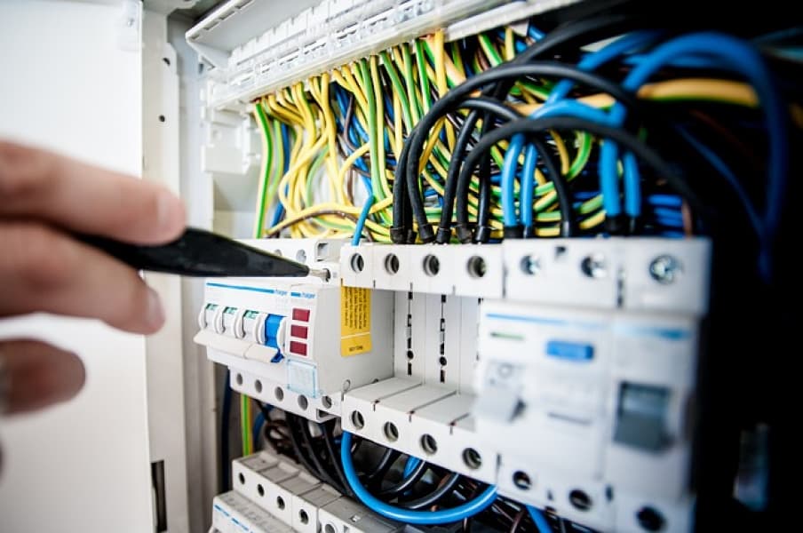 Warum die Prüfung ortsveränderlicher elektrischer Betriebsmittel für Unternehmen unerlässlich ist