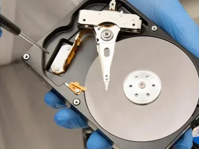 Datenrettung Datenretter im Reinraumlabor