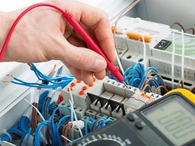 Sicherheitsmängel aufdecken: Die Bedeutung der Prüfung ortsfester elektrischer Anlagen