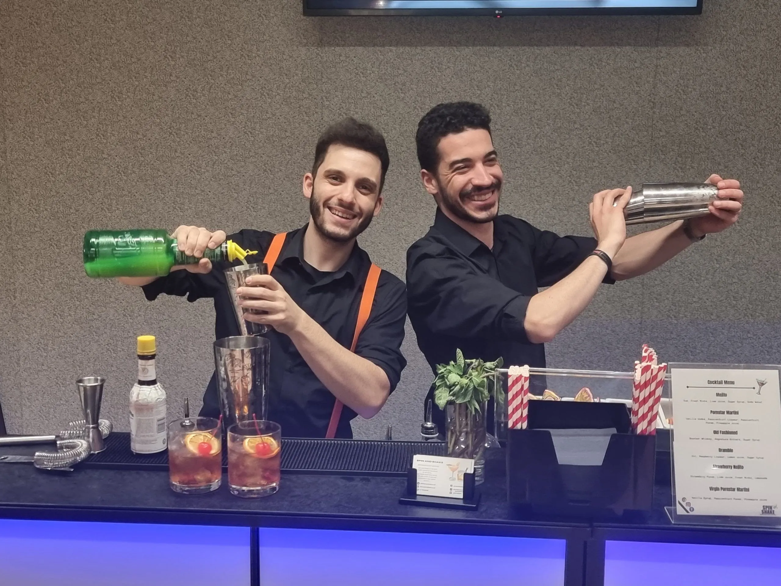 Servierwagen kaufen: Kreative Cocktails und professioneller Service