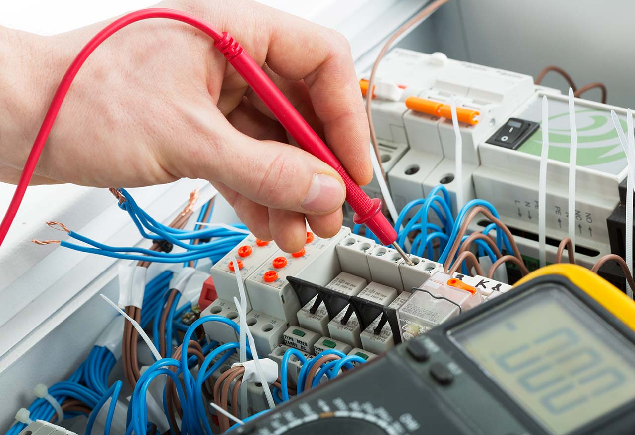 Sicherheitsmängel aufdecken: Die Bedeutung der Prüfung ortsfester elektrischer Anlagen