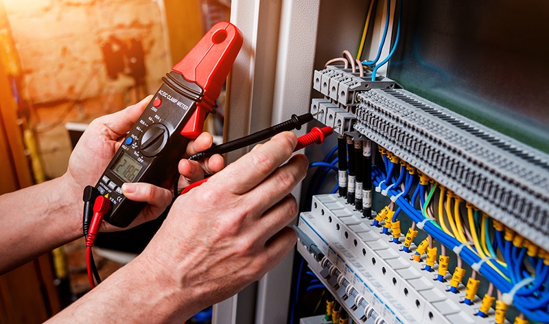 So läuft eine professionelle Prüfung elektrischer Anlagen ab