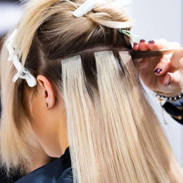 Tape Extensions: Ihr Schlüssel zu natürlich langem Haar