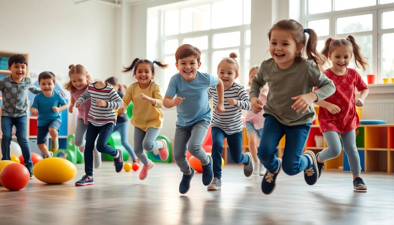 Spielende Kinder, die innere Bewegungsaktivitaeten geniessen, mehr dazu lesen.